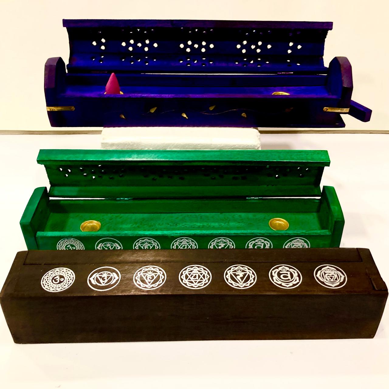 CAJA PORTA INCIENSO VARILLA Y CONO - 7 CHAKRAS / M: $3.900 - D: $4.900