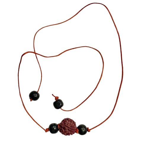 COLLAR O PULSERA DE RUDRAKSHA CON HILO ROJO / M: $2.000 - D: $2.900