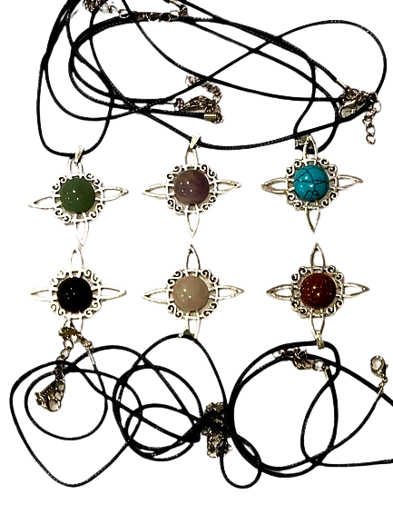 COLLAR NUDO DE BRUJA CON CUARZO / M: $3.900 c/u - D: $4.900 c/u