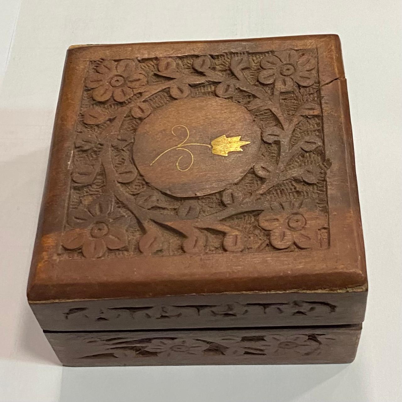CAJA MADERA TALLADA CUADRADA--//--OFERTA ;$4.900