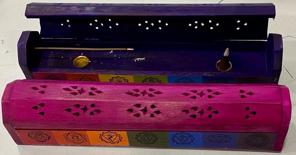 CAJA PORTA INCIENSO VARILLA Y CONO - 7 CHAKRAS / M: $3.900 - D: $4.900