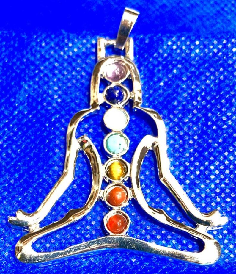 COLGANTE BUDA MEDITANDO CON 7 CHAKRAS / M: $3.900 - D: $4.900