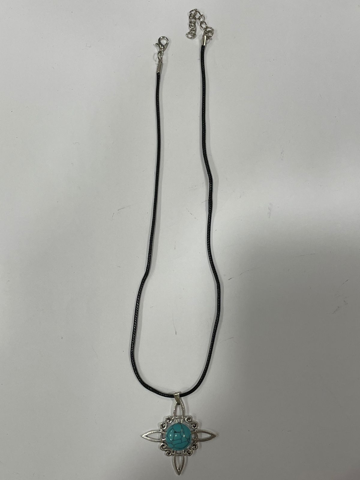 COLLAR NUDO DE BRUJA CON CUARZO / M: $2.900 c/u - D: $3.900 c/u