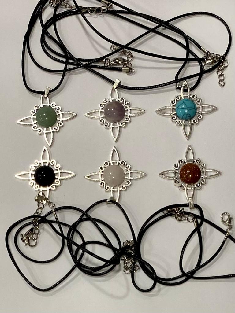 COLLAR NUDO DE BRUJA CON CUARZO / M: $2.900 c/u - D: $3.900 c/u