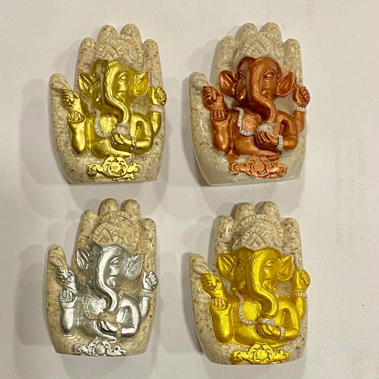 GANESH SENTADO EN UNA MANO DE MARMOL