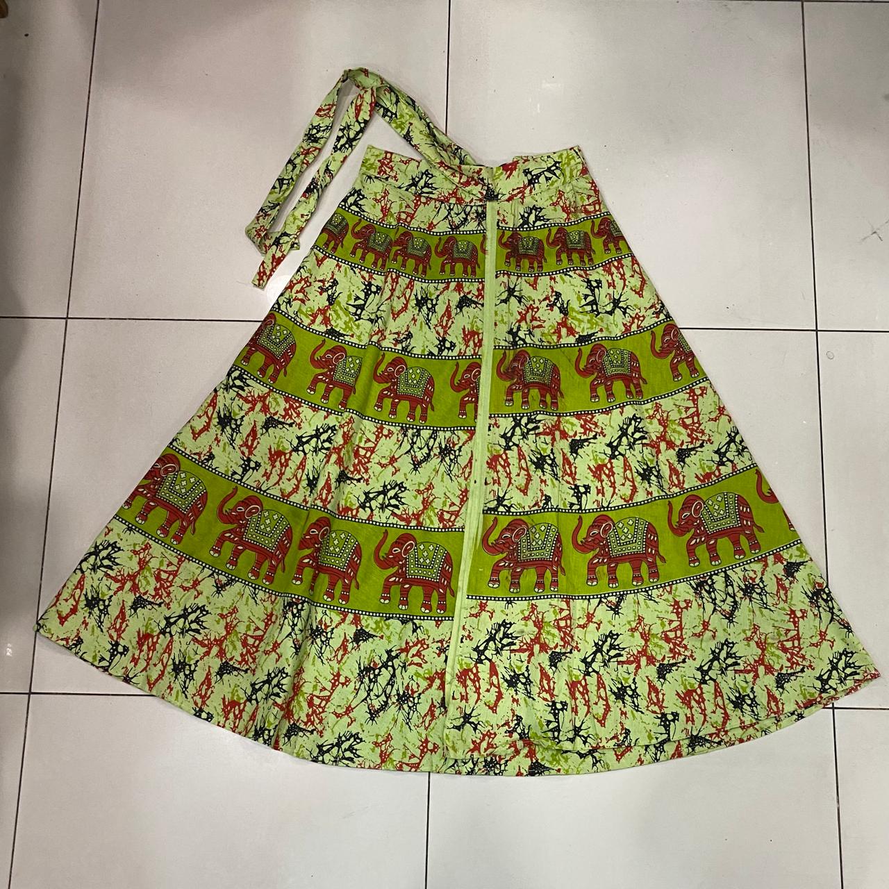 FALDA ENVOLVENTE LARGA  - / M:$7.900 - D:$9.900