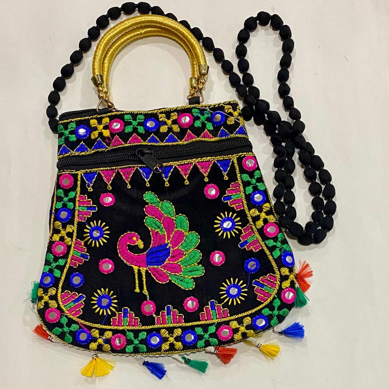 CARTERA BORDADA --//--M:$2.900 --D:$3.900