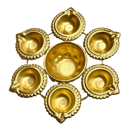 SAHUMADOR DORADO EN METAL – FORMA FLORAL CON PORTA VELA CENTRAL / M:$3.900 - D:$4.900
