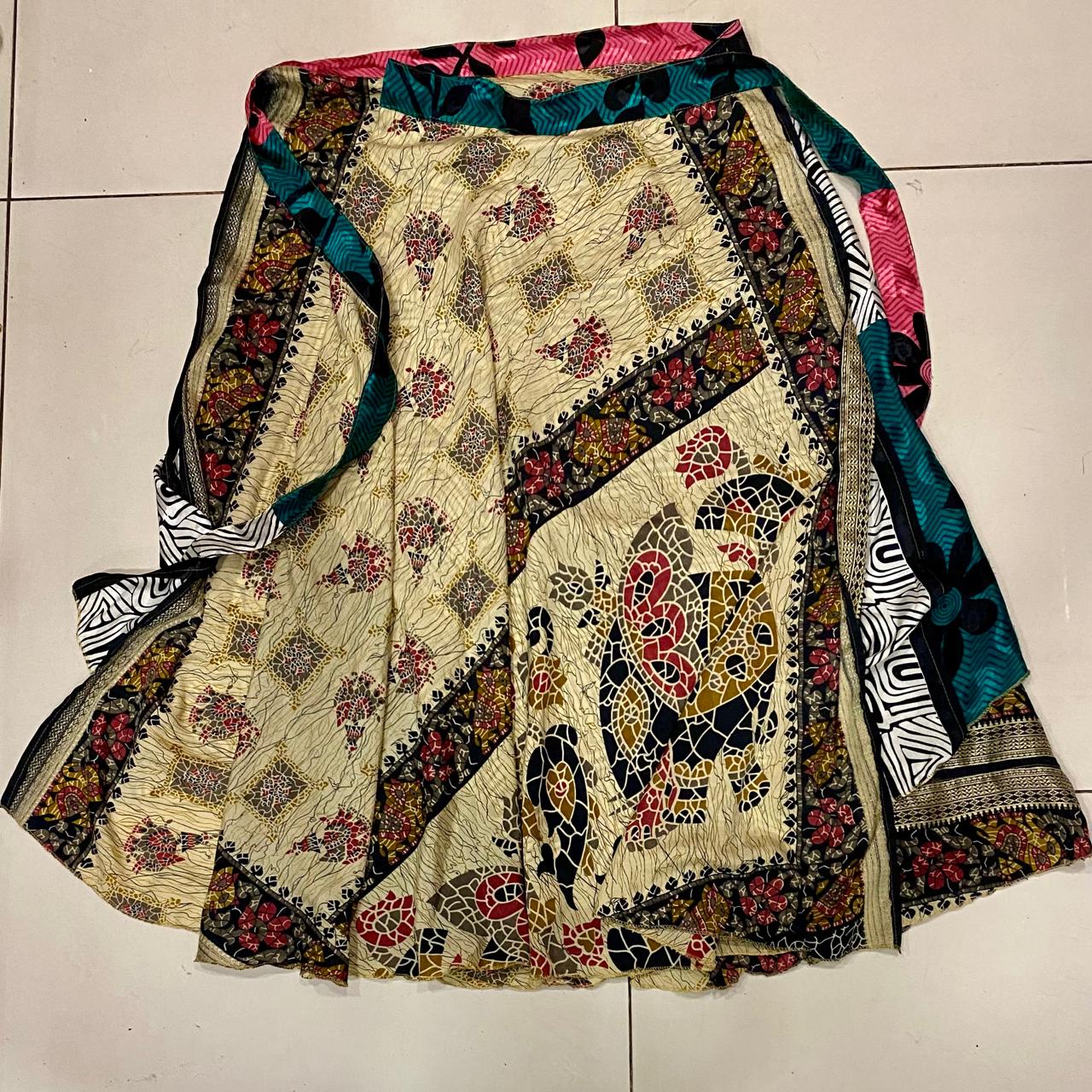 FALDA ENVOLVENTE Y REVERSIBLE LARGA  - HECHO EN INDIA / M:$4.900 - D:$6.900
