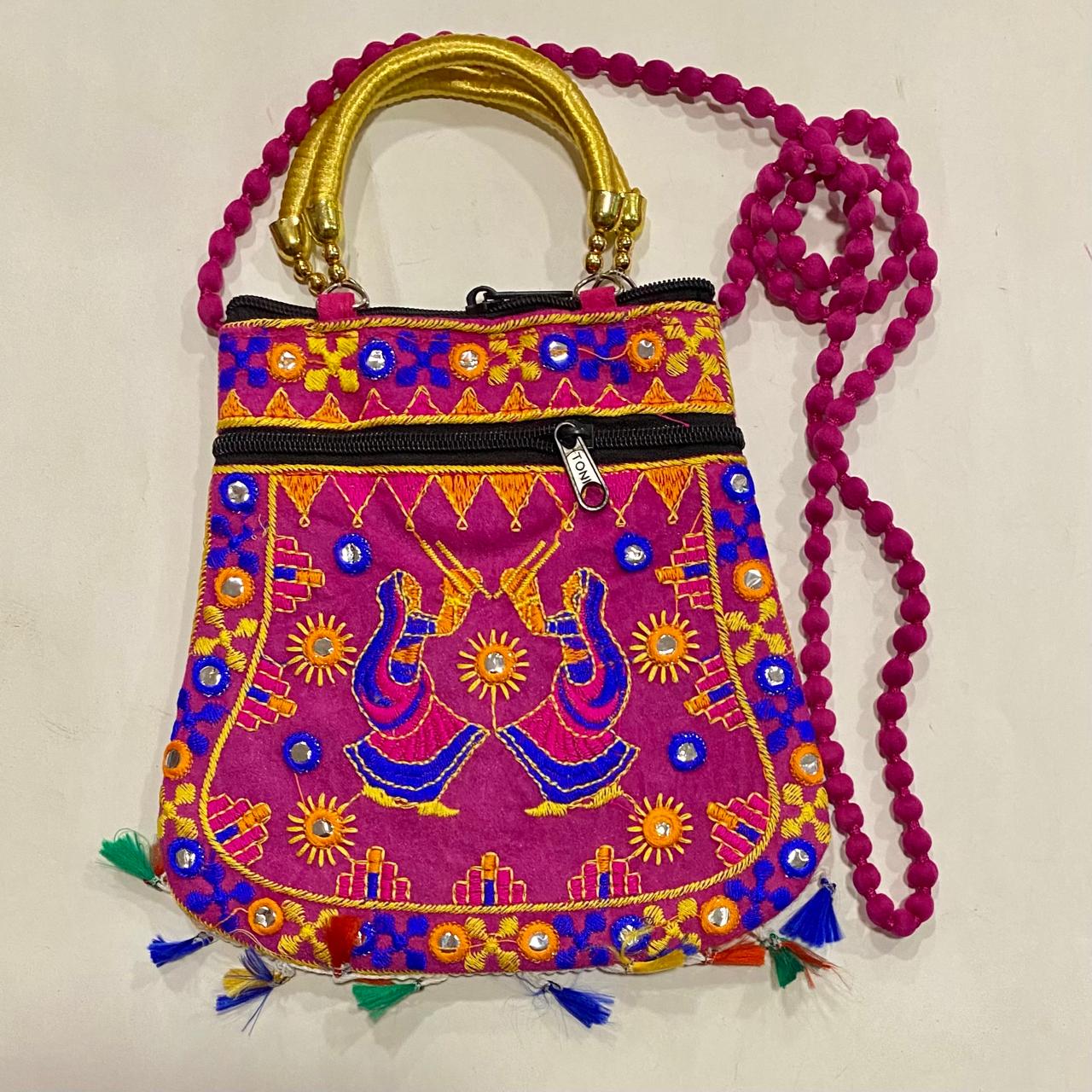 CARTERA BORDADA --//--M:$2.900 --D:$3.900