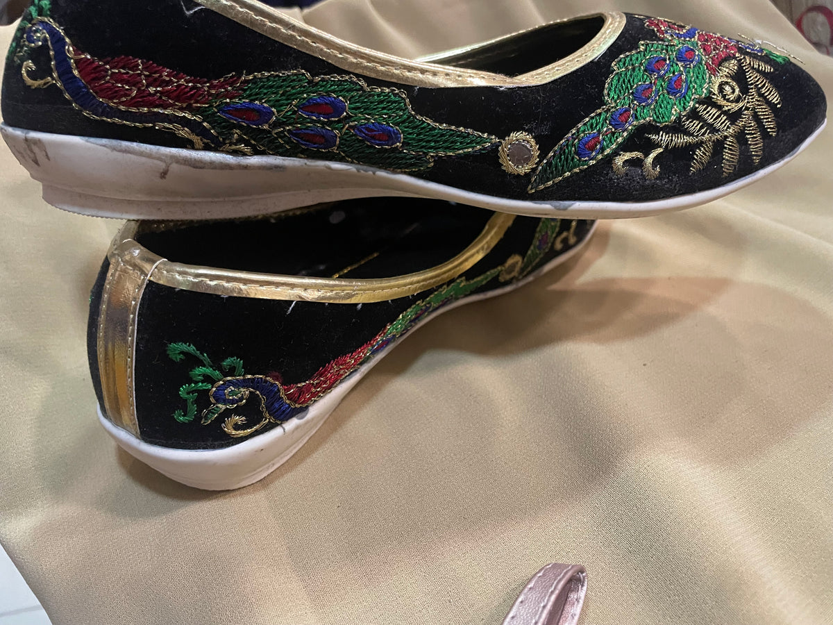ZAPATO - NEGRO ROJO VERDE CON BORDADO - 24cm / $7.000